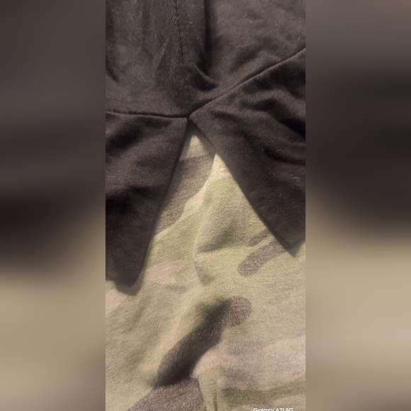 ! HoneyMe  Criss Criss Neckline Camo sleeved  top, medium - Picture 4 of 8